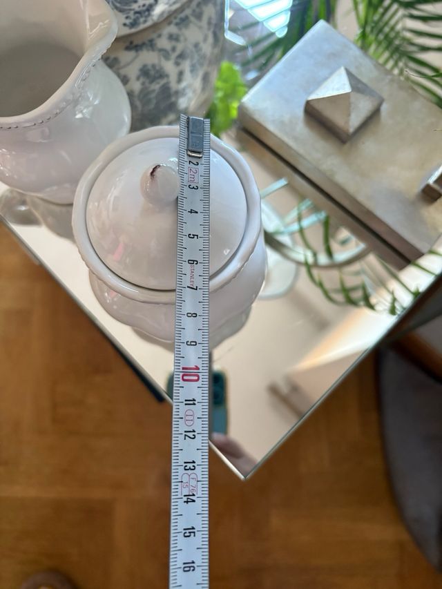 Set di caraffa e zuccheriera bianca elegante