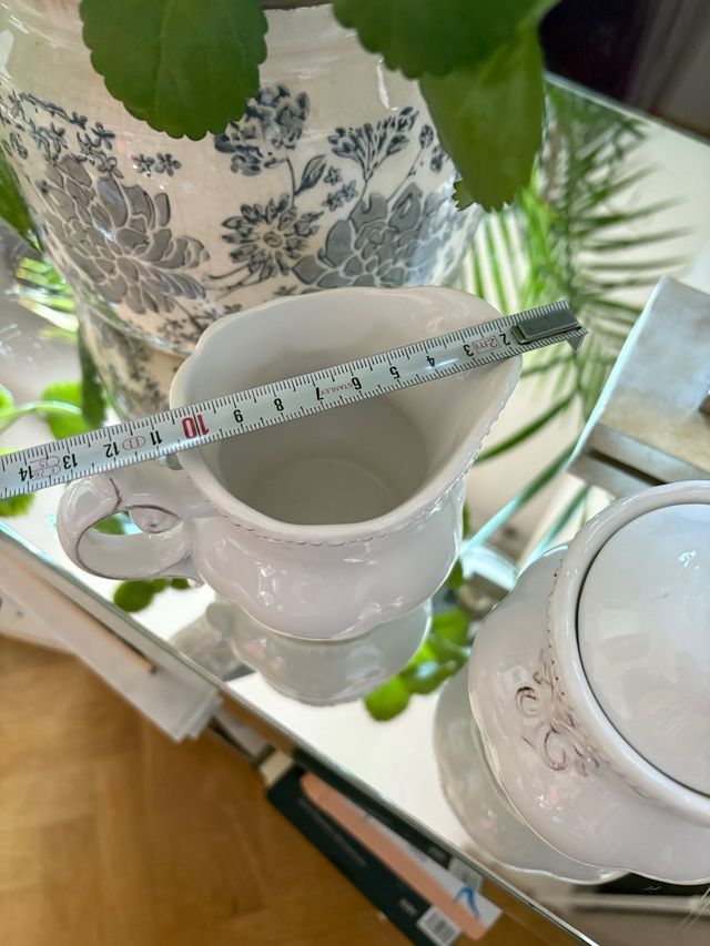 Set di caraffa e zuccheriera bianca elegante