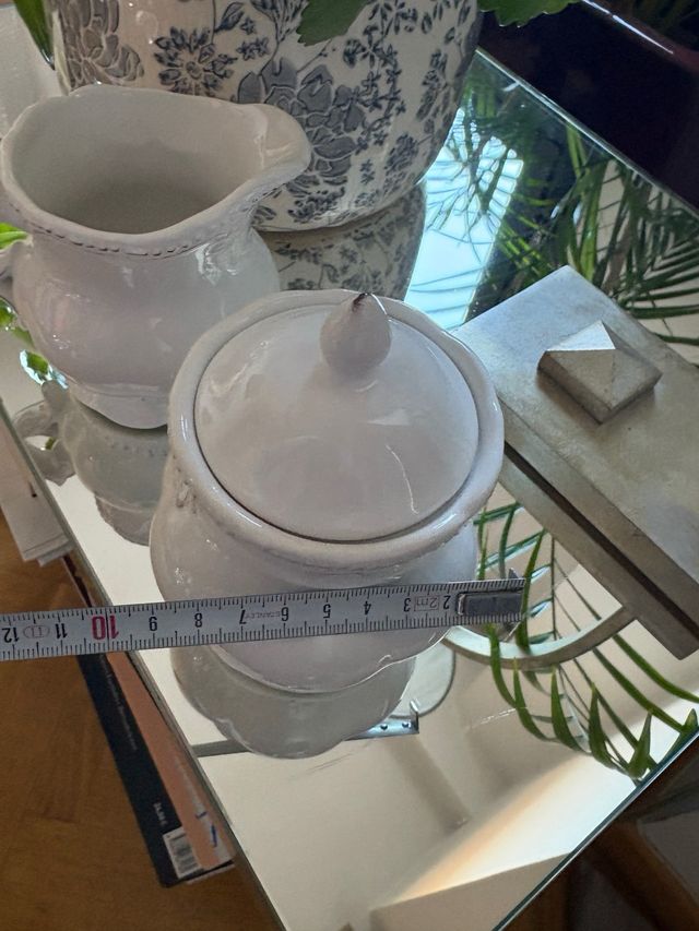 Set di caraffa e zuccheriera bianca elegante