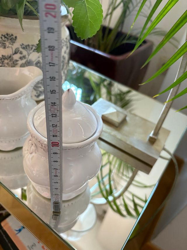 Set di caraffa e zuccheriera bianca elegante