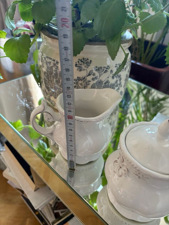 Set di caraffa e zuccheriera bianca elegante