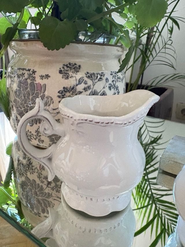 Set di caraffa e zuccheriera bianca elegante