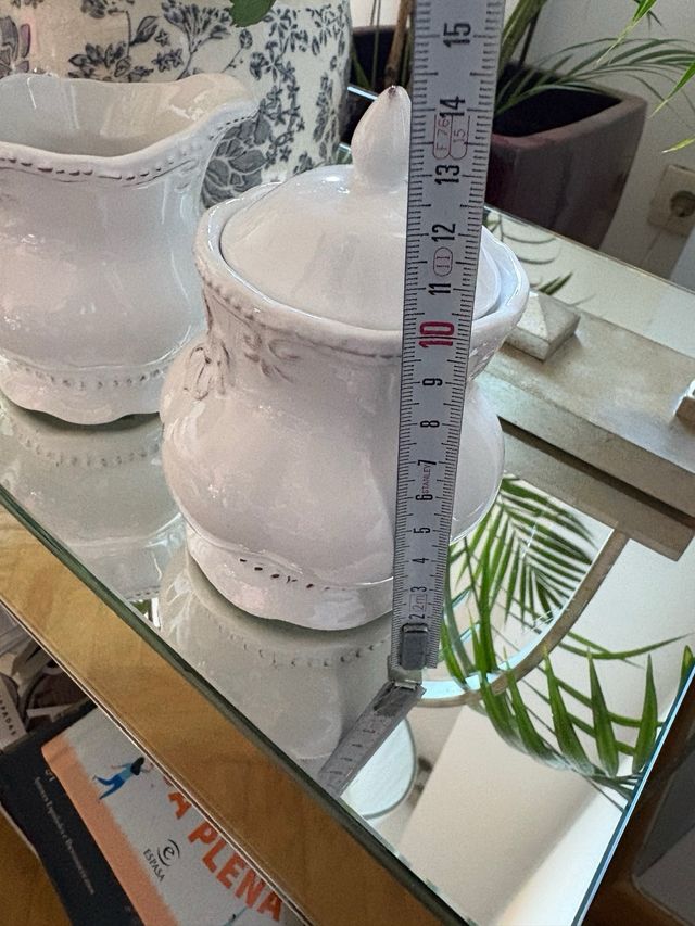 Set di caraffa e zuccheriera bianca elegante