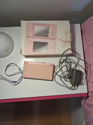 Nintendo DS Rosa con Correa y juegos