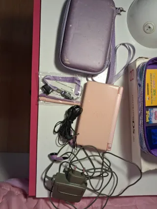 Nintendo DS Rosa con Correa y juegos