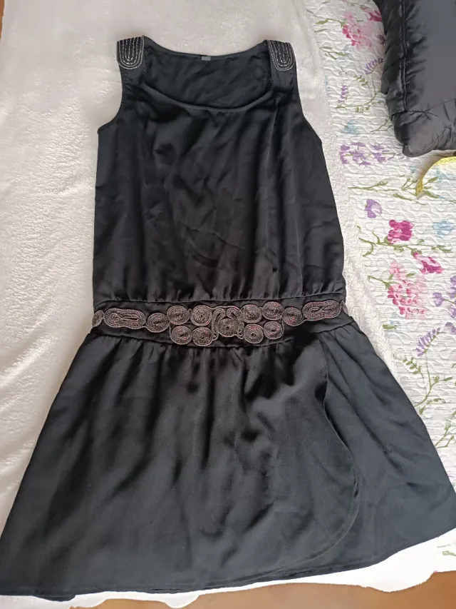 Vestido negro con detalles plateados