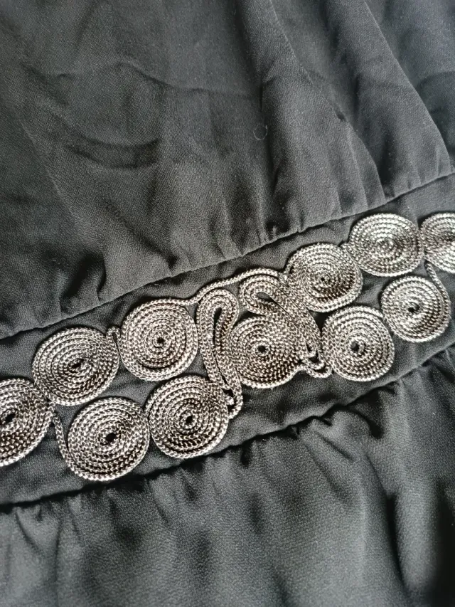 Vestido negro con detalles plateados