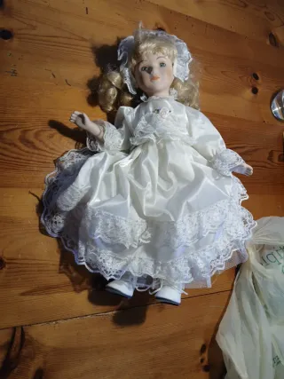 Muñeca de porcelana vestida de novia