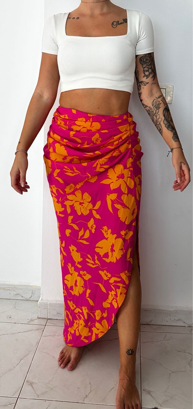 Falda larga floral rosa y naranja
