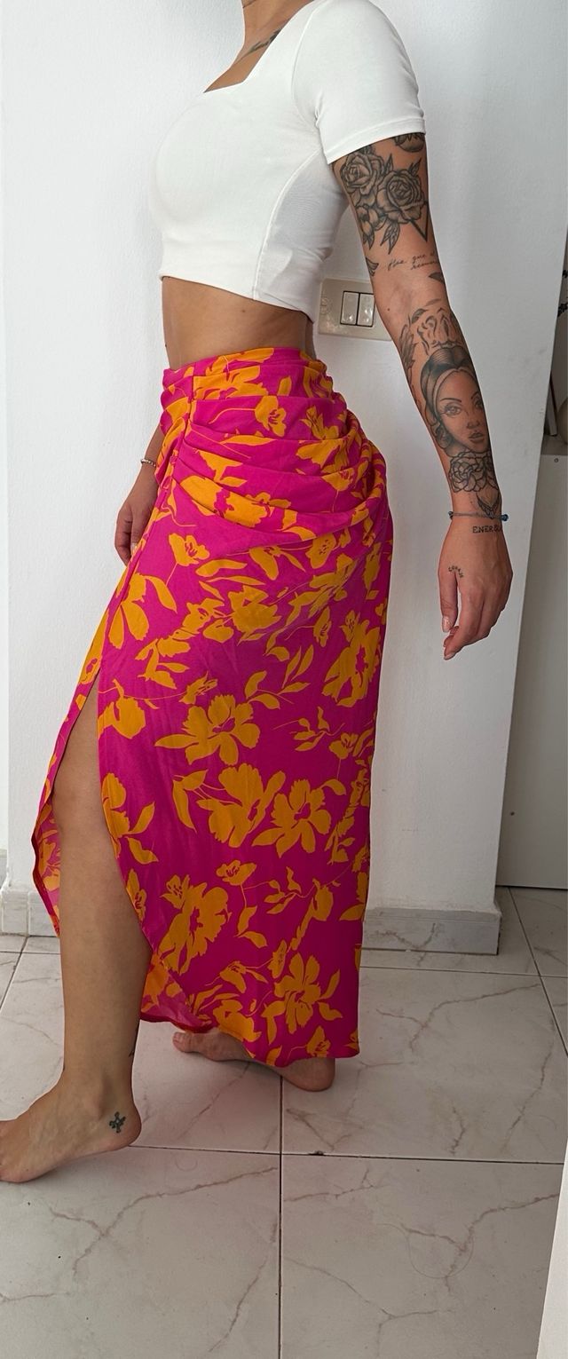 Falda larga floral rosa y naranja