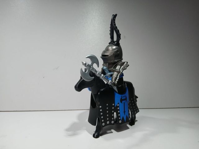 Playmobil Caballero con Hacha y Escudo