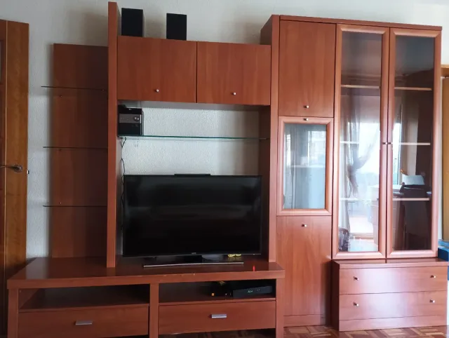 Mueble de salón más mesa de comedor con 6 sillas.