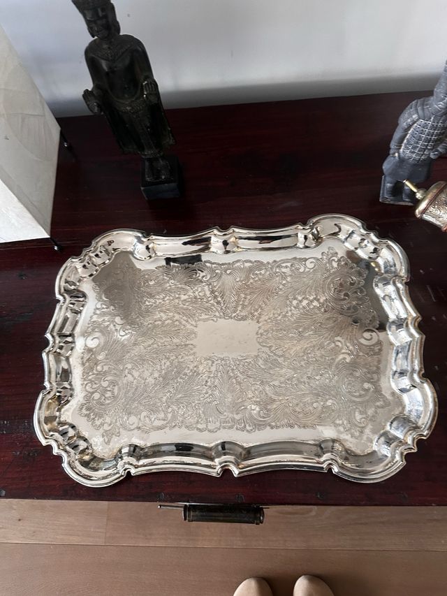 Bandeja antigua labrada plateada