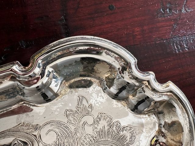 Bandeja antigua labrada plateada