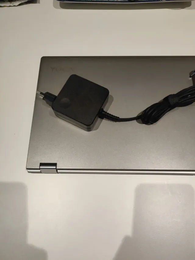 Lenovo Yoga 530-14IKB con cargador