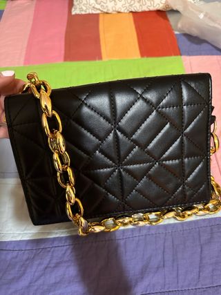 Bolso de fiesta negro con cadena dorada