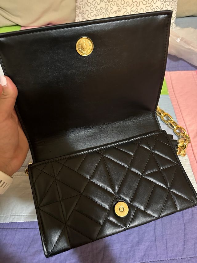 Bolso de fiesta negro con cadena dorada