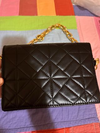 Bolso de fiesta negro con cadena dorada