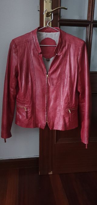 Cazadora de piel roja