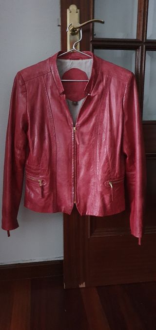 Cazadora de piel roja