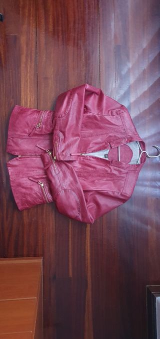 Cazadora de piel roja