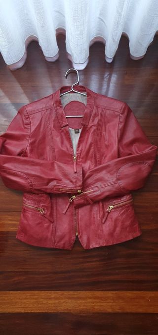 Cazadora de piel roja