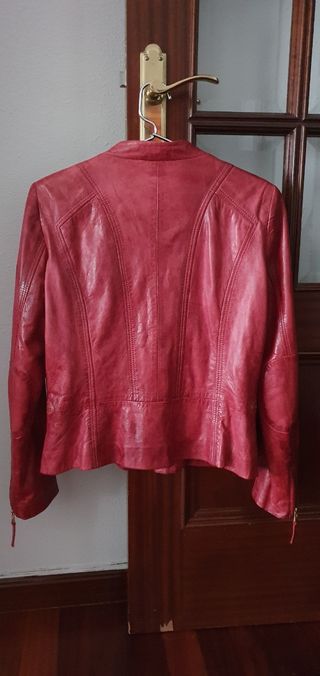 Cazadora de piel roja