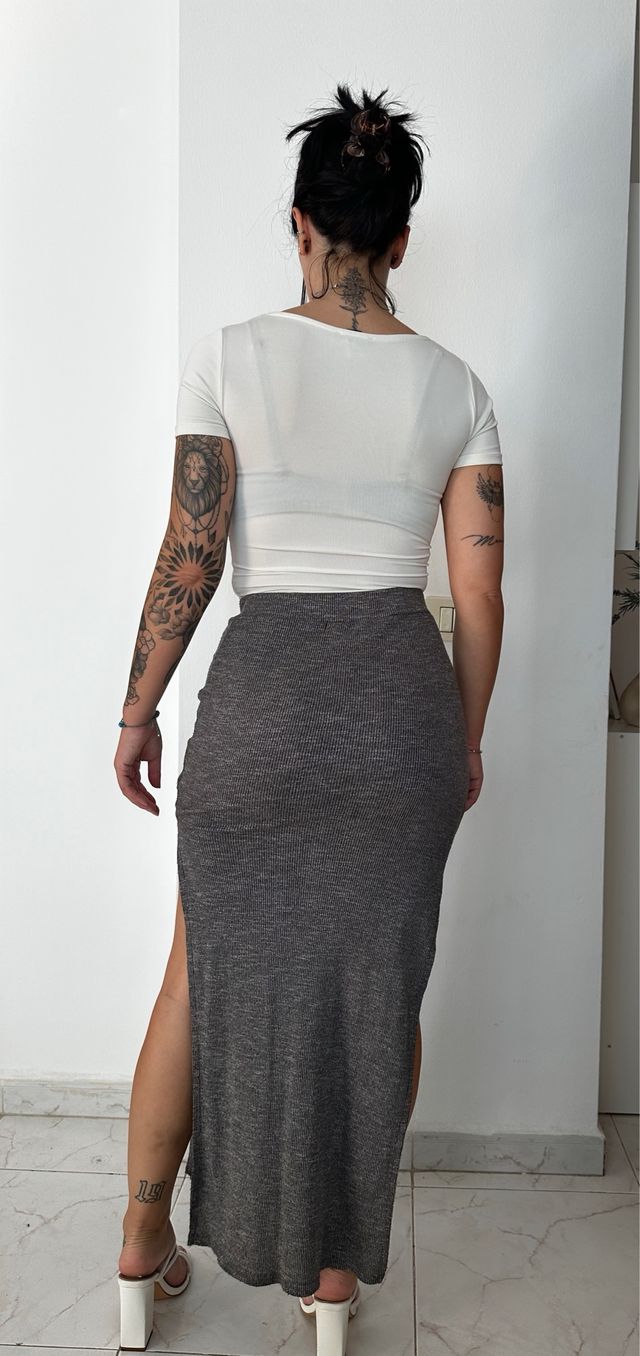 Falda larga gris con abertura