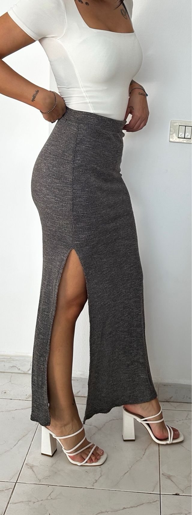Falda larga gris con abertura