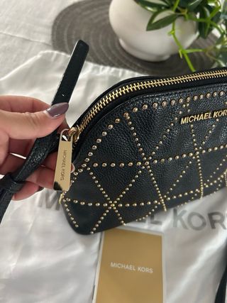 Bolso Michael Kors Negro con Tachuelas Doradas