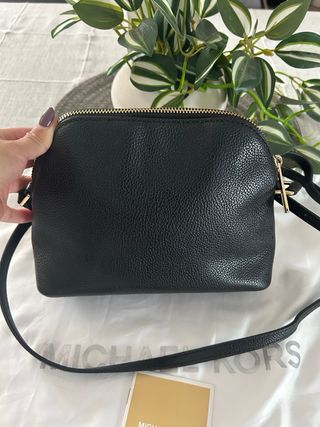Bolso Michael Kors Negro con Tachuelas Doradas