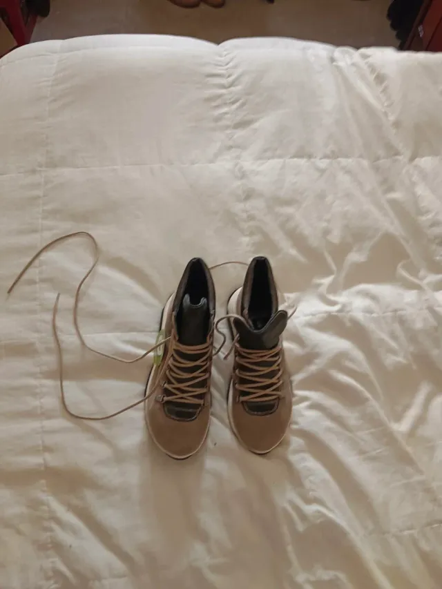 Botas casuales beige y marrón nuevas