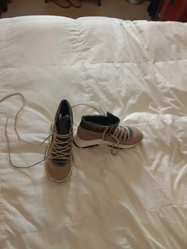 Botas casuales beige y marrón nuevas