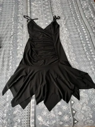 Vestido juvenil negro con volantes caídos