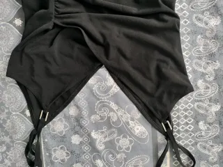 Vestido juvenil negro con volantes caídos