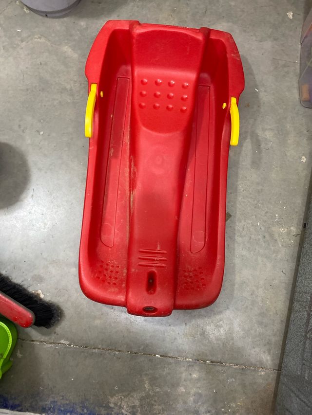 Trineo Infantil Rojo con Asas Amarillas