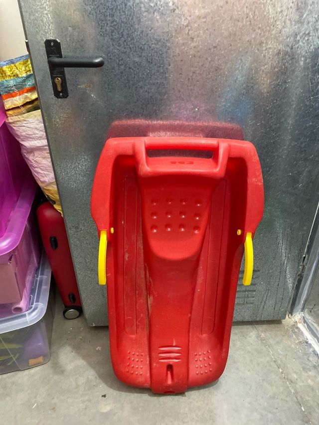 Trineo Infantil Rojo con Asas Amarillas