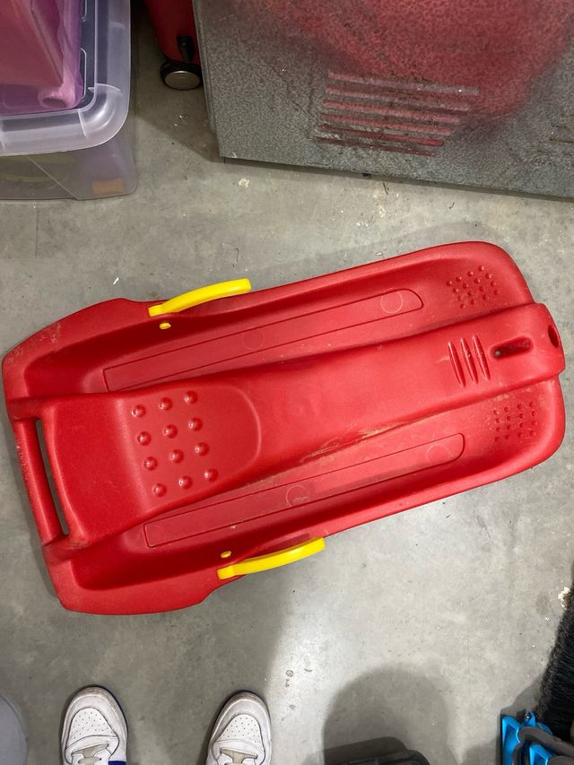 Trineo Infantil Rojo con Asas Amarillas