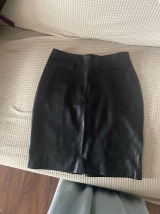 Falda efecto piel negra