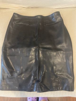 Falda efecto piel negra