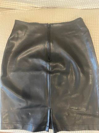 Falda efecto piel negra