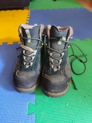 Botas de montaña grises y verdes