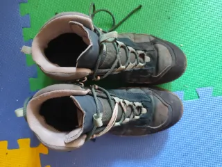 Botas de montaña grises y verdes