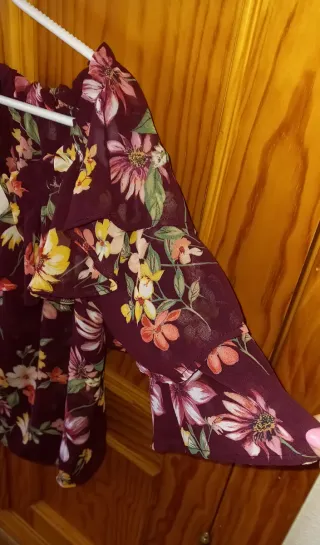 Blusa Bershka floral manga volantes