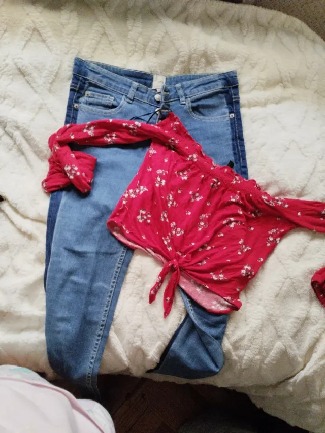 Conjunto Jeans y Blusa Roja Flores