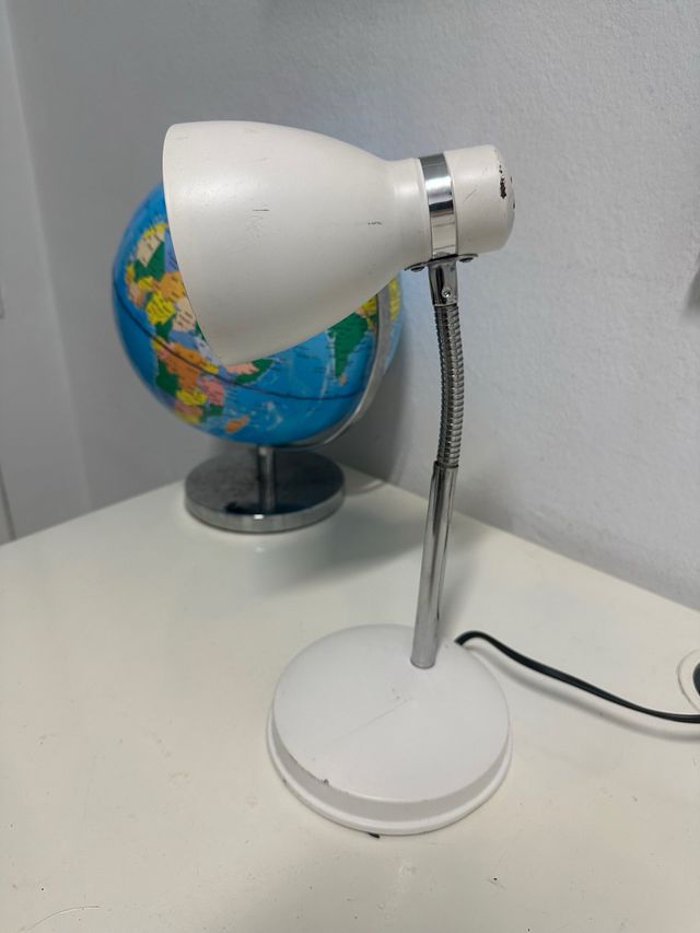 Lámpara de escritorio plateada y blanca