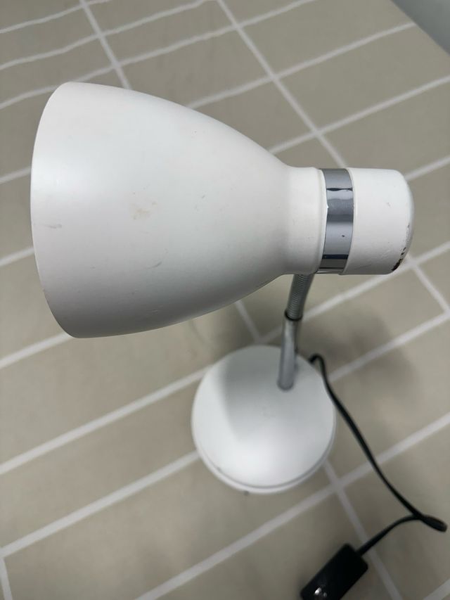 Lámpara de escritorio plateada y blanca