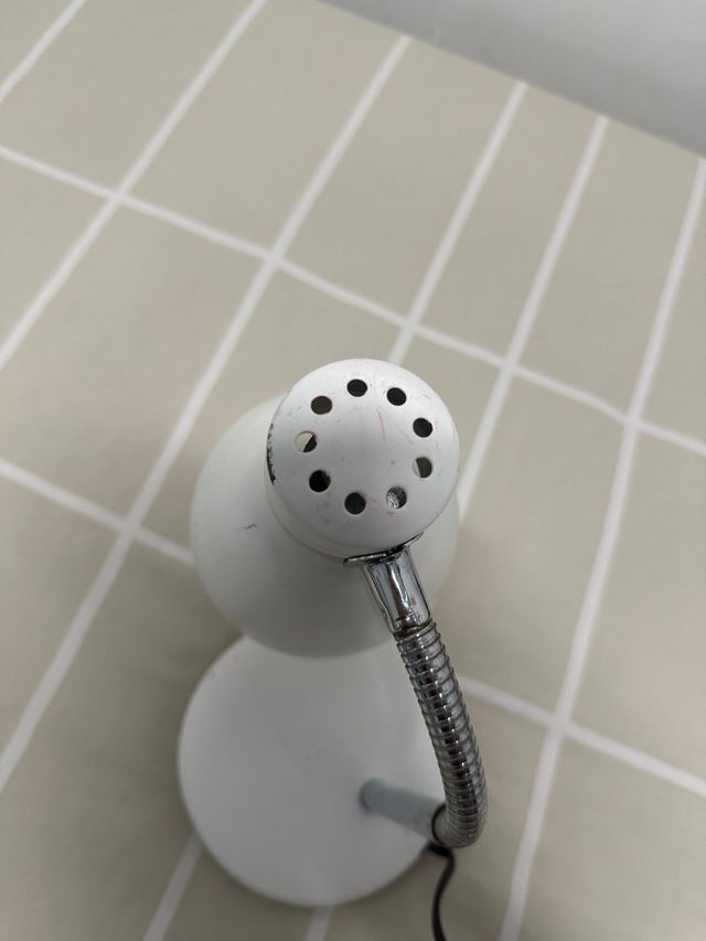 Lámpara de escritorio plateada y blanca