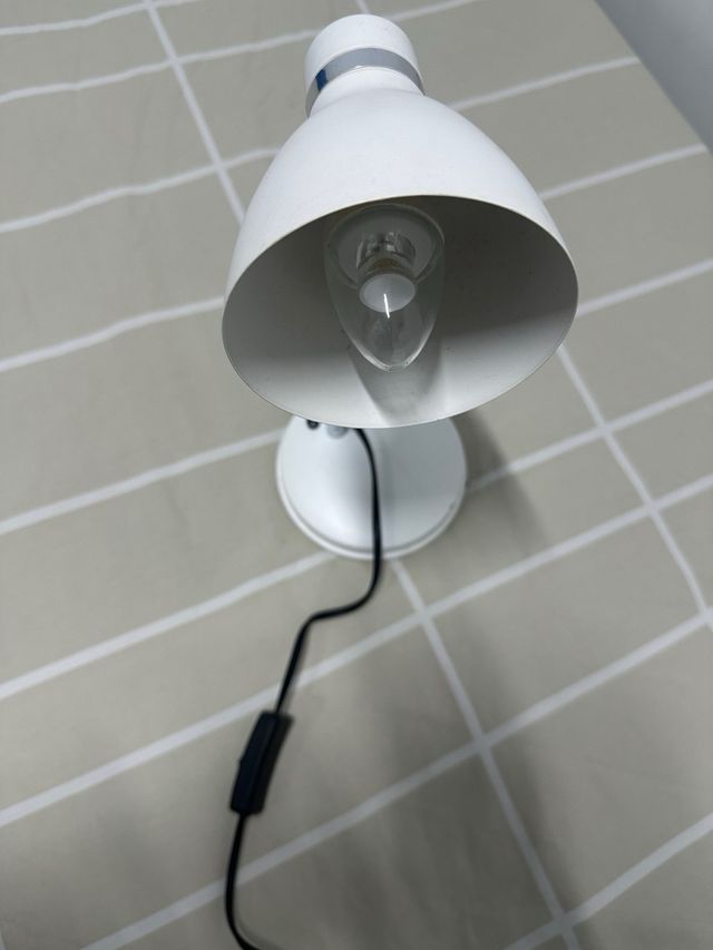 Lámpara de escritorio plateada y blanca