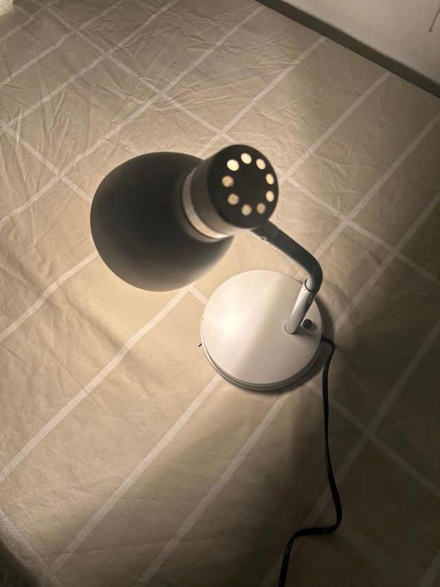 Lámpara de escritorio plateada y blanca